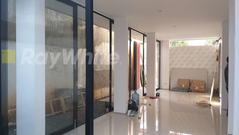 Rumah Modern Tropis Akses Tol di Cinere