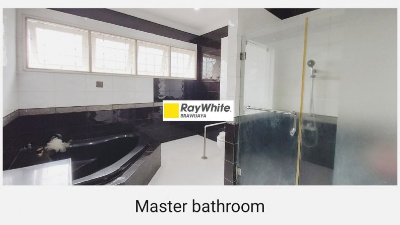 Rumah di Kavling Polri Ragunan, Jakarta Selatan, Halaman Luas, Private Pool, Semi Furnished