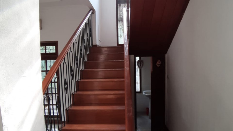 Rumah HOEK Semi Furnished di Rempoa Indah