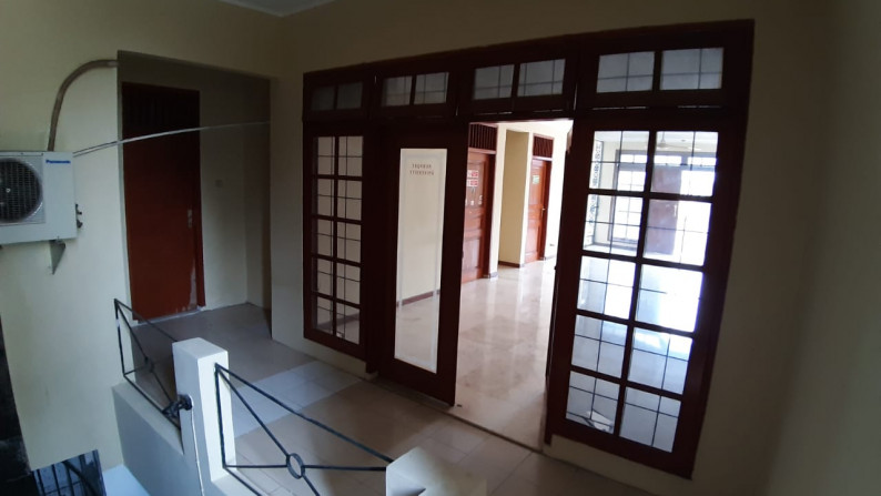 Rumah HOEK Semi Furnished di Rempoa Indah