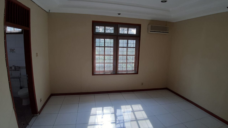 Rumah HOEK Semi Furnished di Rempoa Indah