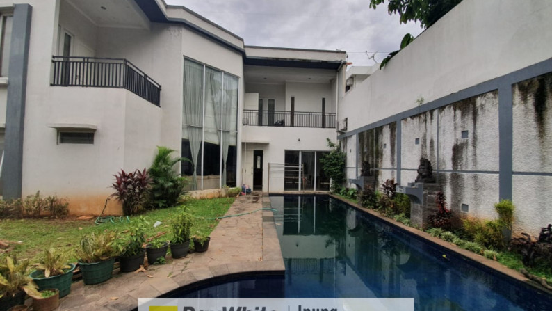 Rumah Cantik dengan Swimming Pool Di Villa Cinere Mas