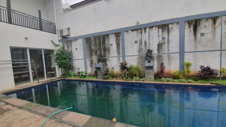 Rumah Cantik dengan Swimming Pool Di Villa Cinere Mas