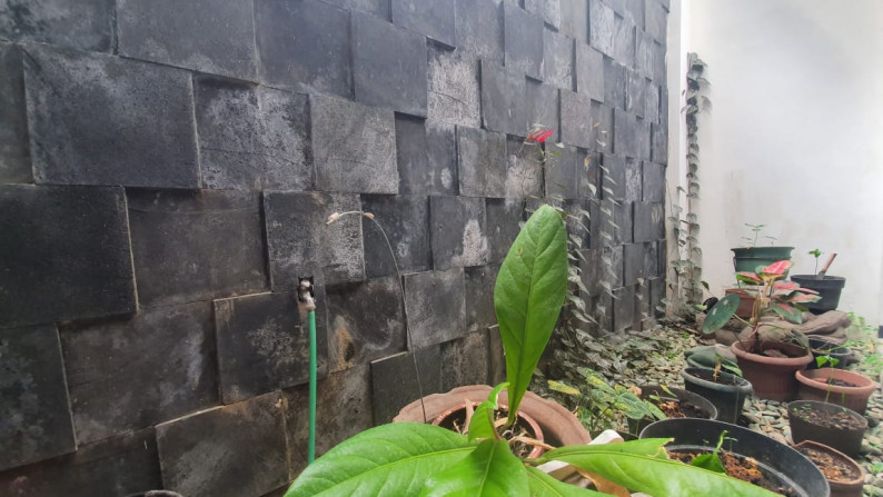 Dijual Rumah Lokasi Strategis Di Pinggir, Jalan Simprug Kebayoran Baru