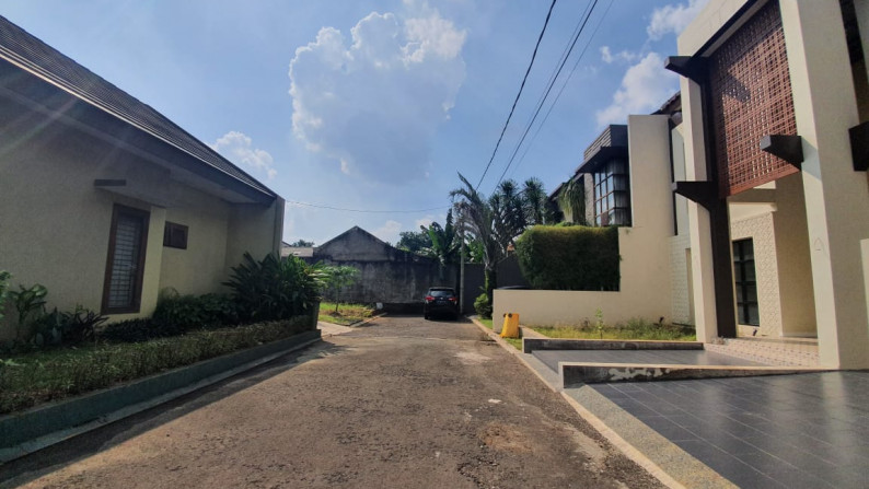 RUMAH UNIK DALAM CLUSTER DI CILANDAK