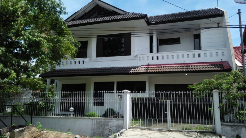 Rumah 2 lantai SHM Darmo Permai Selatan