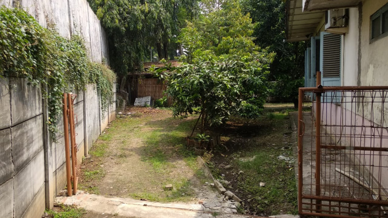 Rumah + Tanah Luas di Daan Mogot (Sangat dekat dgn Jalan Raya) #AR