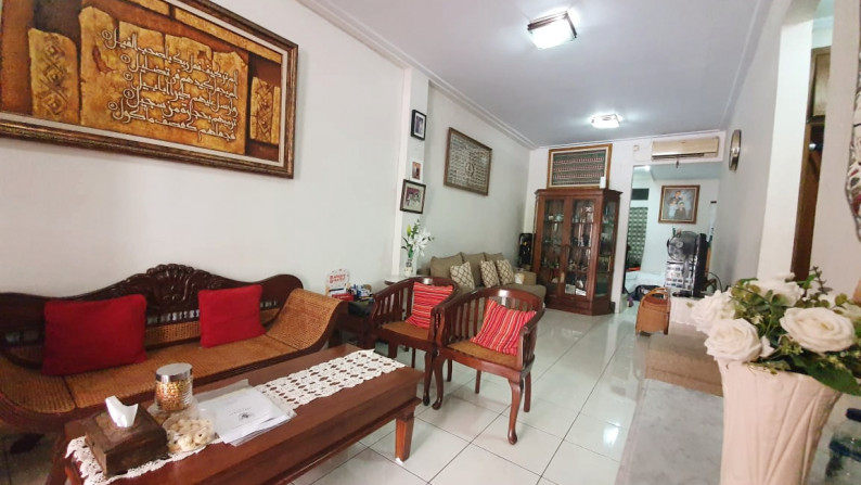 Rumah Cantik di Lebak Bulus, Jakarta Selatan