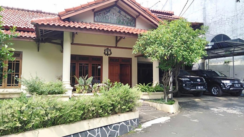 Dijual Rumah Asri dengan Tanah Luas Daerah Duren Tiga