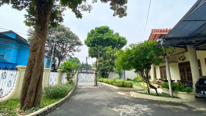 Dijual Rumah Asri dengan Tanah Luas Daerah Duren Tiga