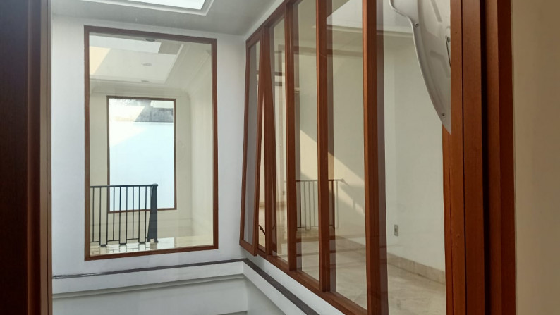 Rumah Semi Furnished di Pondok Indah, Jakarta Selatan