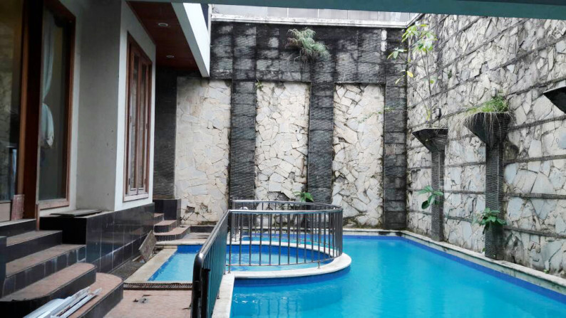 Di Jual Rumah Private Pool dan siap huni di Taman Senayan Bintaro Jaya Sektor 9 Tangerang Selatan