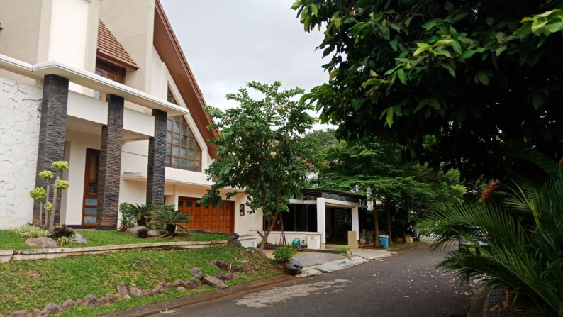 Di Jual Rumah Private Pool dan siap huni di Taman Senayan Bintaro Jaya Sektor 9 Tangerang Selatan