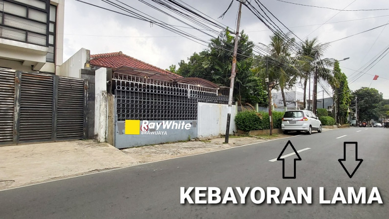 Rumah di Kebayoran Lama, Jakarta Selatan, Lokasi Strategis, Hadap Utara, SHM