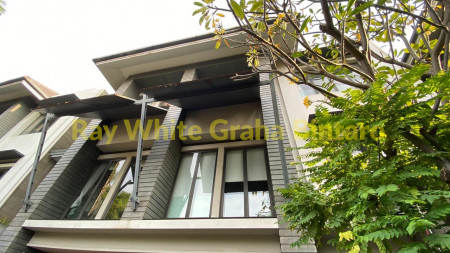 FOR SALE :  A luxury house with modern design style in Villa Artha Gading