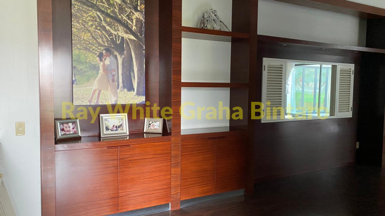 FOR SALE :  A luxury house with modern design style in Villa Artha Gading