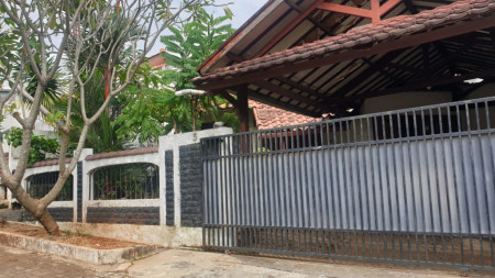 Dijual Rumah Di Cinere, Taman Luas