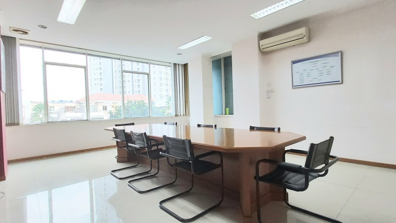 Office Space Di Warung Buncit, Jakarta Selatan, Lokasi dekat dengan akses tol JORR, Semi Furnished