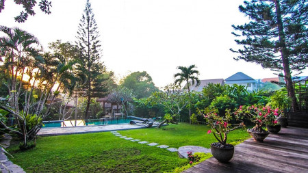 Freehold Tropical Villa Sitting on Big Land In Batu Bolong, Canggu