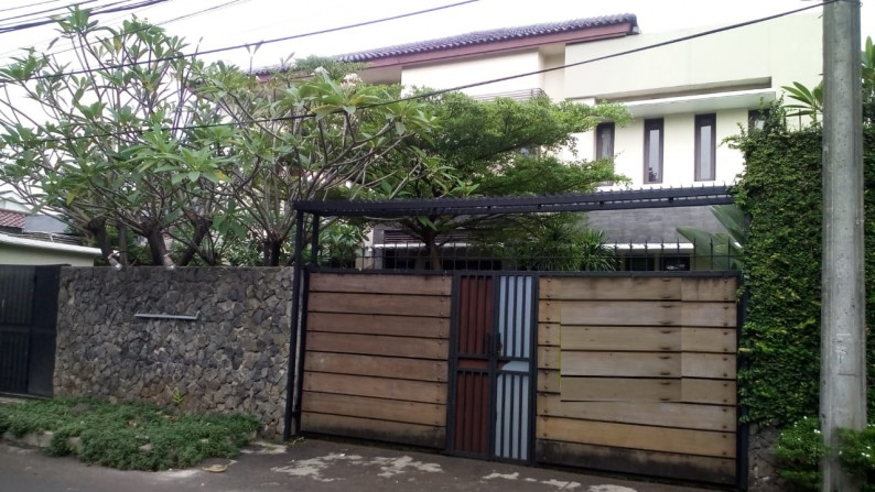 Disewakan rumah asri dan bagus di cipete + swimming pool