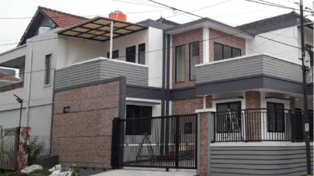 Rumah Hoek 2 Lantai Jl Palem Hijau Harapan Indah, Luas 12,5x14m2