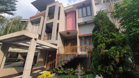 Dijual Rumah Modern dengan Split Level Concept Daerah Lebak Bulus