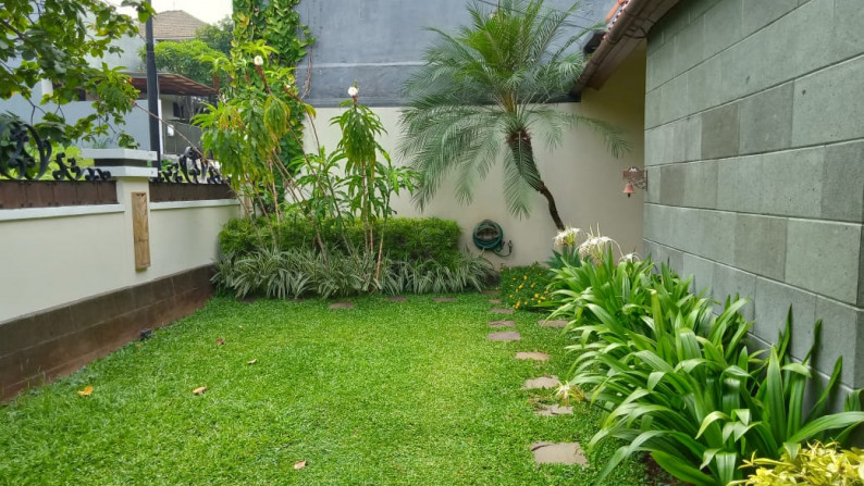 Rumah Lengkap Kolam Renang di Puri Cinere