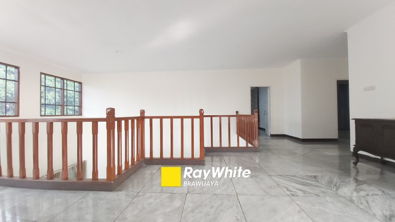 Rumah di Lebak Bulus, Dalam Kompleks Vila Delima, Lokasi Strategis, Semi Furnished, 5 Bedrooms