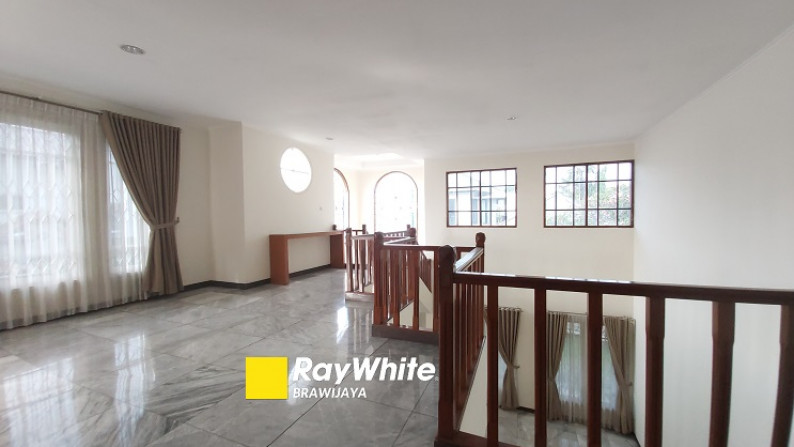 Rumah di Lebak Bulus, Dalam Kompleks Vila Delima, Lokasi Strategis, Semi Furnished, 5 Bedrooms