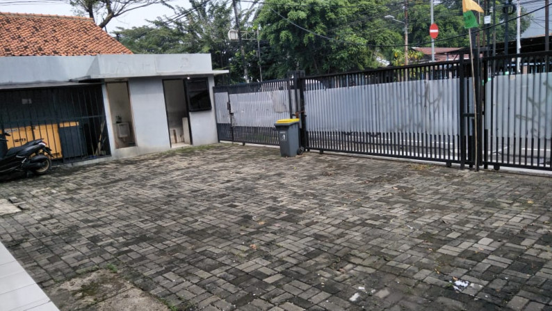 Ruko gandeng 3, 3 Lantai ,Lokasi sangat strategis di  Kebayoran Lama Jakarta Selatan