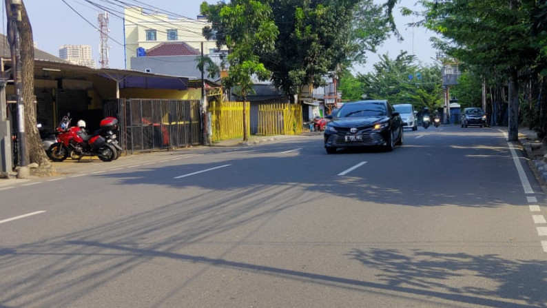 Ruko gandeng 3, 3 Lantai ,Lokasi sangat strategis di  Kebayoran Lama Jakarta Selatan