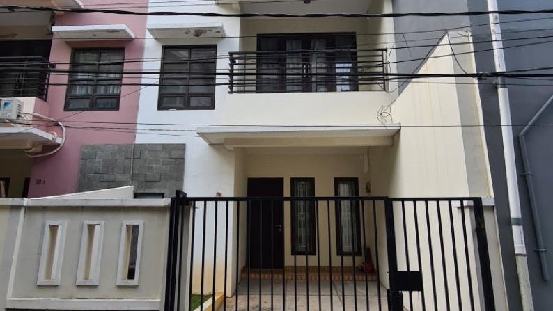 Rumah 3 lantai Furnish, Jl Pisok BCS, Kelapa Gading, Luas 5x12m2