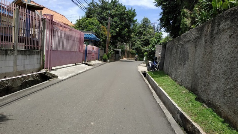 Tanah Dengan Bangunan Tiga Lantai Dekat Stasiun MRT Fatmawati Jakarta Selatan