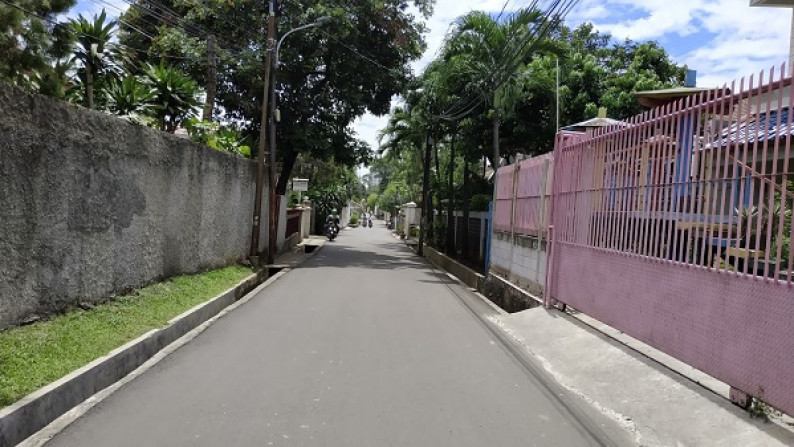 Tanah Dengan Bangunan Tiga Lantai Dekat Stasiun MRT Fatmawati Jakarta Selatan