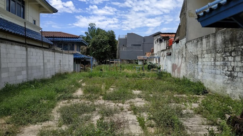 Tanah Dengan Bangunan Tiga Lantai Dekat Stasiun MRT Fatmawati Jakarta Selatan