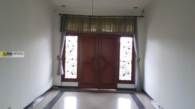 Rumah cukup terawat, asri di Cirendeu