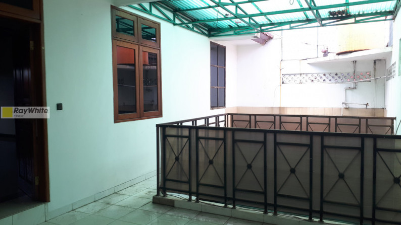 Rumah cukup terawat, asri di Cirendeu