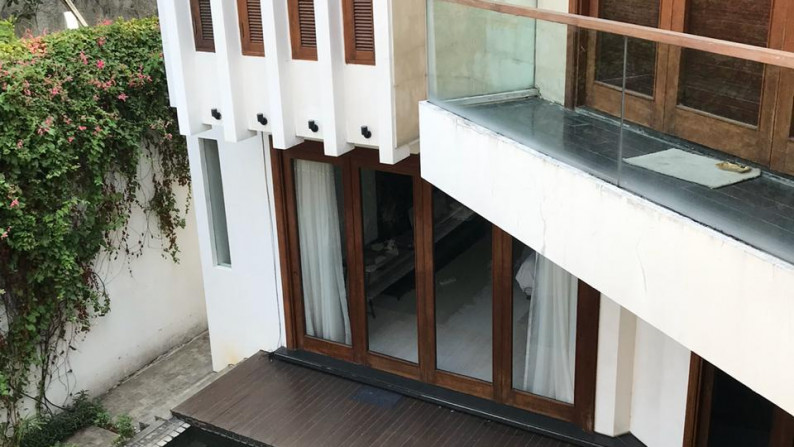 RUMAH MODERN TROPICAL CONCEPT LOKASI PONDOK INDAH