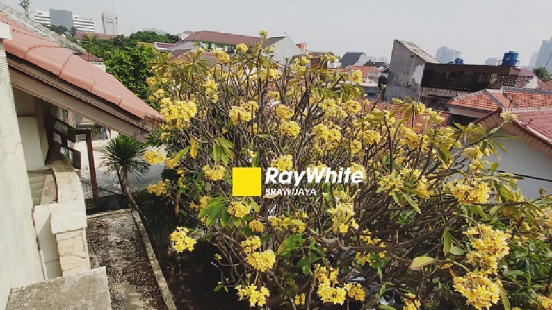 Rumah di Kebayoran Baru, Jakarta Selatan, Akses 2 mobil; lingkungan tenang, dekat SCBD