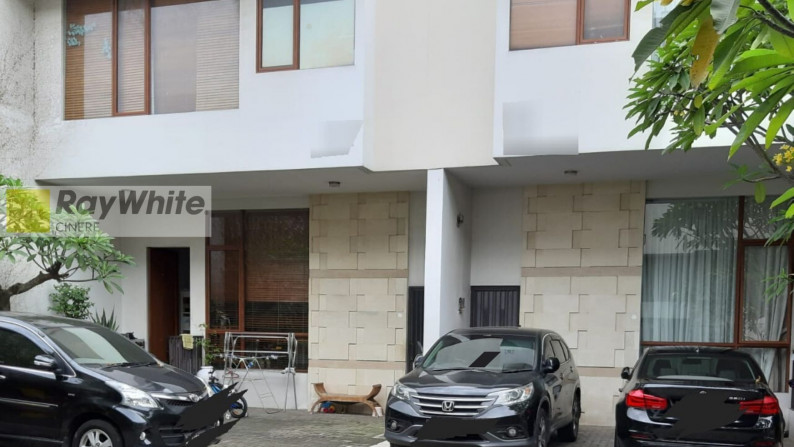 Rumah modern dalam town house di Kemang