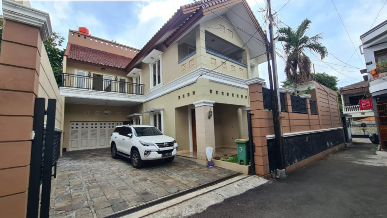 Rumah Lengkap Kolam renang di Haji Nawi Jakarta Selatan