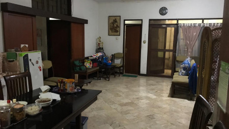 Rumah lama lokasi strategis di Kebayoran Baru