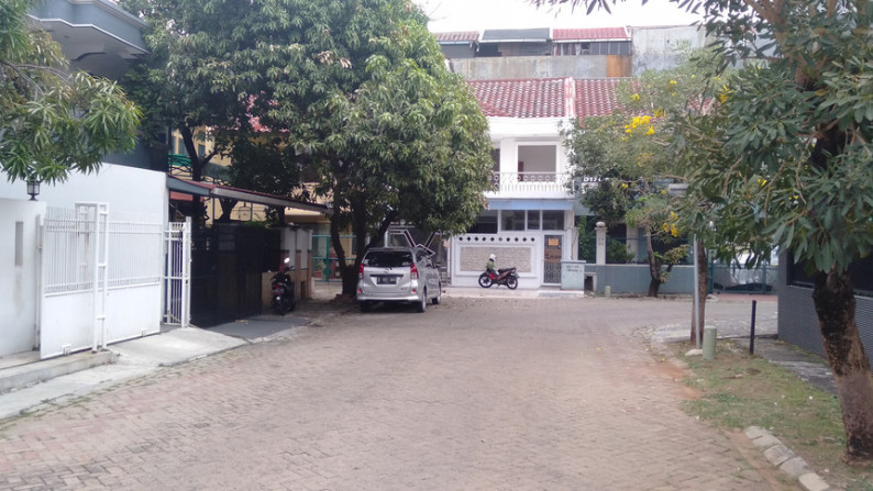 Rumah Bagus dan Megah di jual di Kintamani, Daan Mogot Baru *0021-CHR*