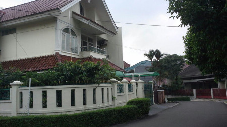 Rumah Posisi Hookm,Siap huni,lokasi oke di Bintaro 1